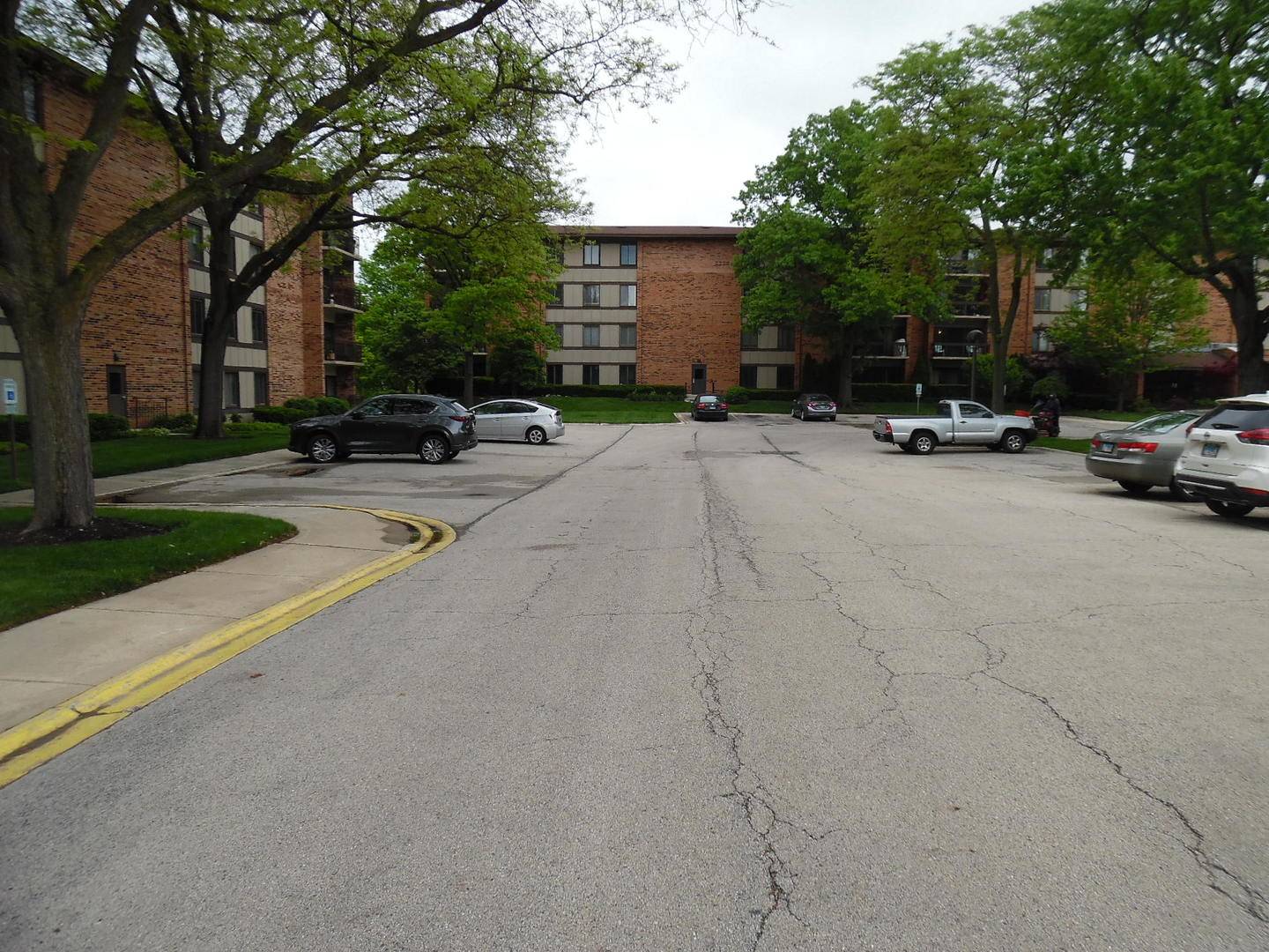 Willowbrook, IL 60527,301 Lake Hinsdale DR #209