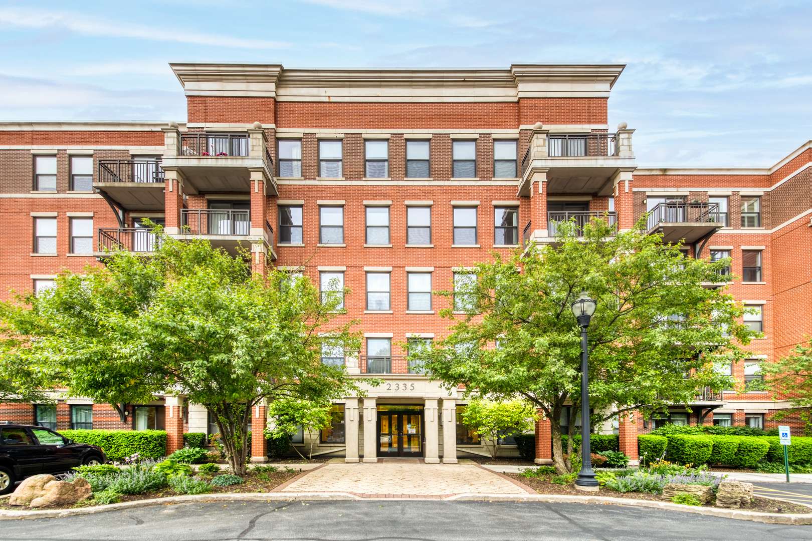 Chicago, IL 60618,2335 W Belle Plaine AVE #501
