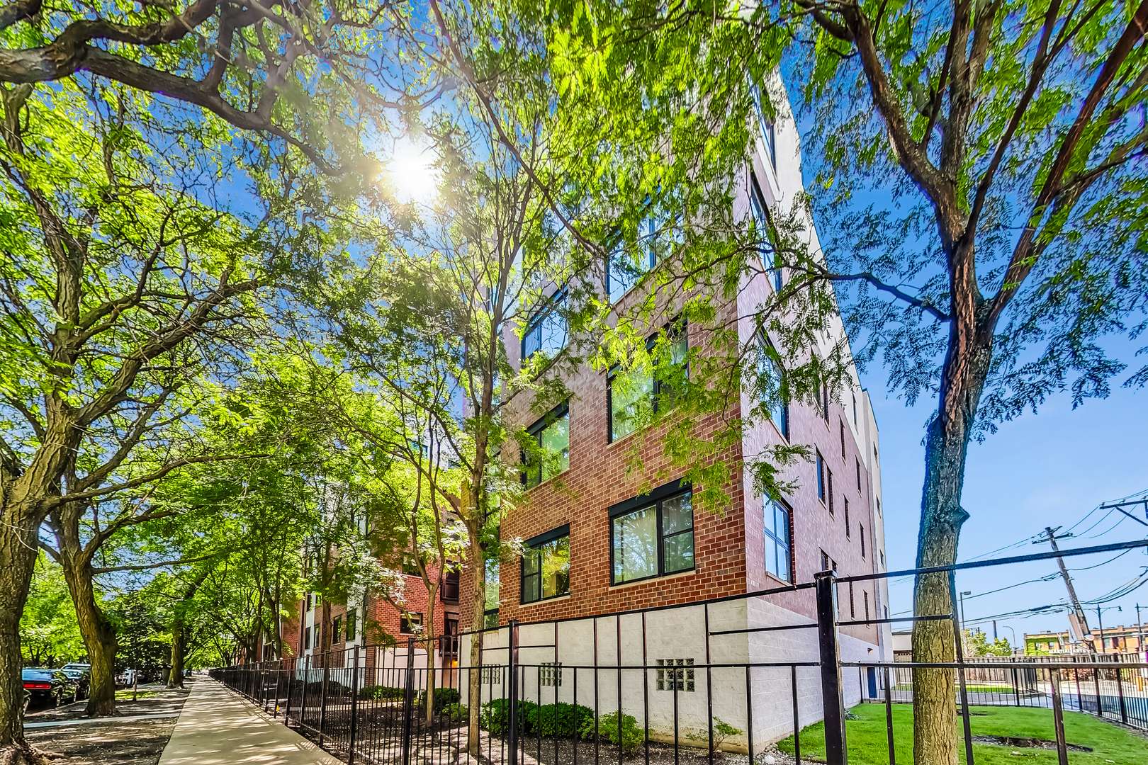 Chicago, IL 60618,2337 W WOLFRAM ST #215