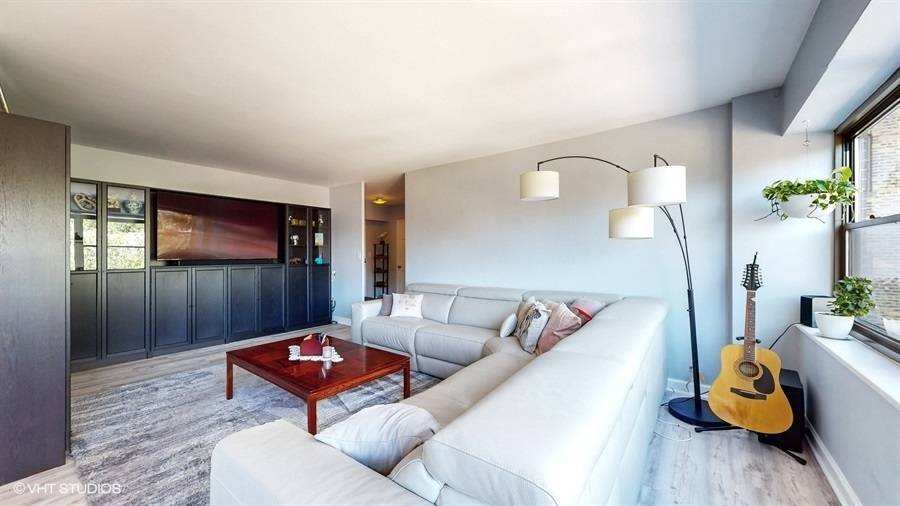 Chicago, IL 60613,4200 N MARINE DR #304