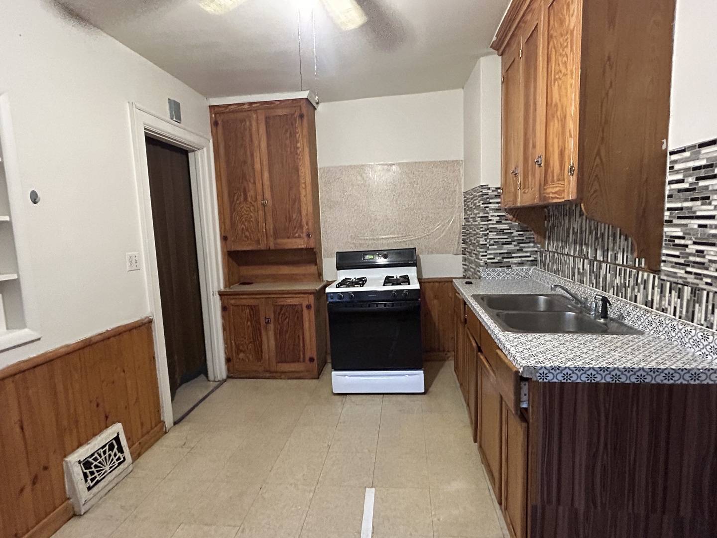 Rockford, IL 61104,423 S 4th ST