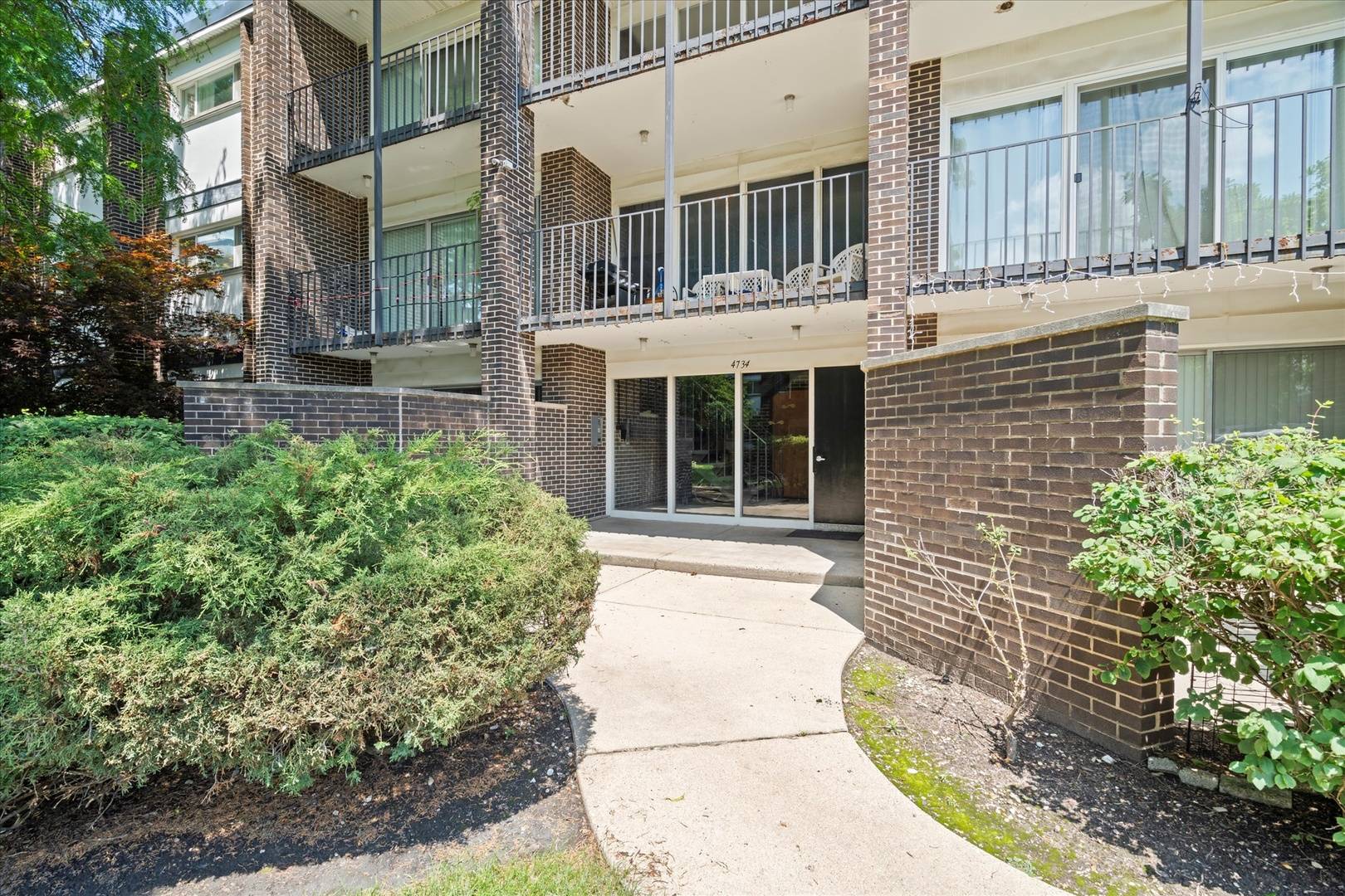 Skokie, IL 60076,4734 Russett LN #212