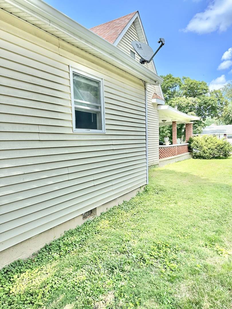 Villa Grove, IL 61956,210 N WALNUT ST