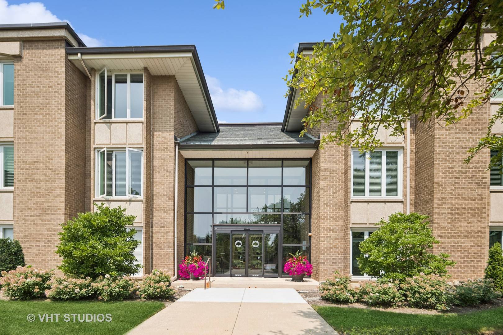 Oak Brook, IL 60523,1 Oak Brook Club DR #A205