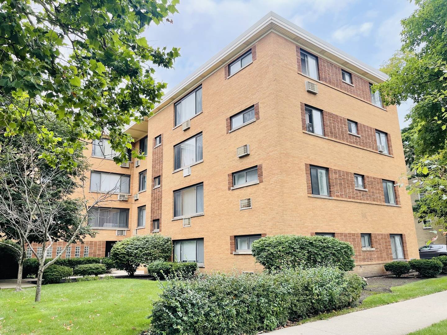 Chicago, IL 60645,2700 W LUNT AVE #102