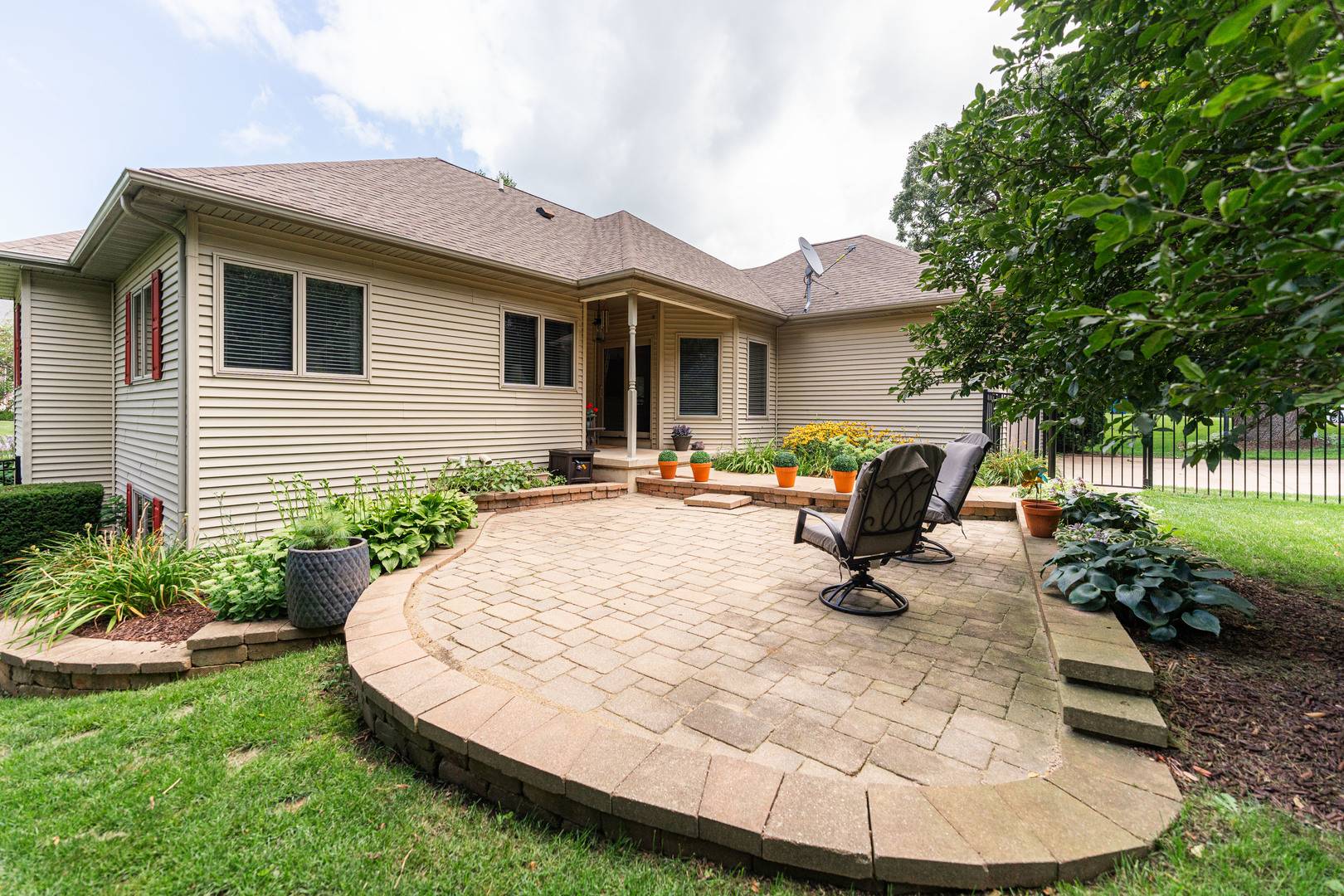 Dixon, IL 61021,1307 Trail DR