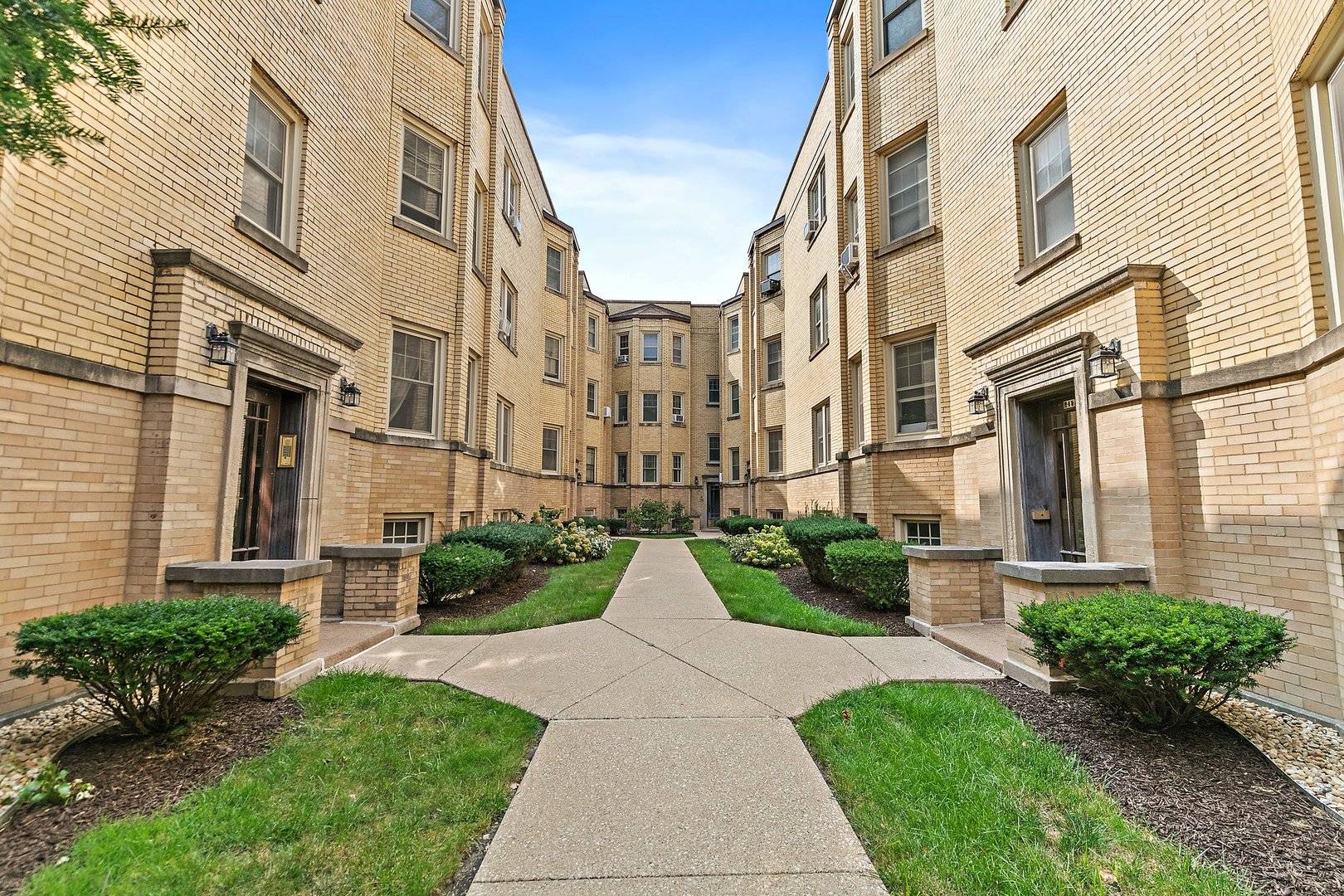 Oak Park, IL 60302,425 WISCONSIN AVE #2W