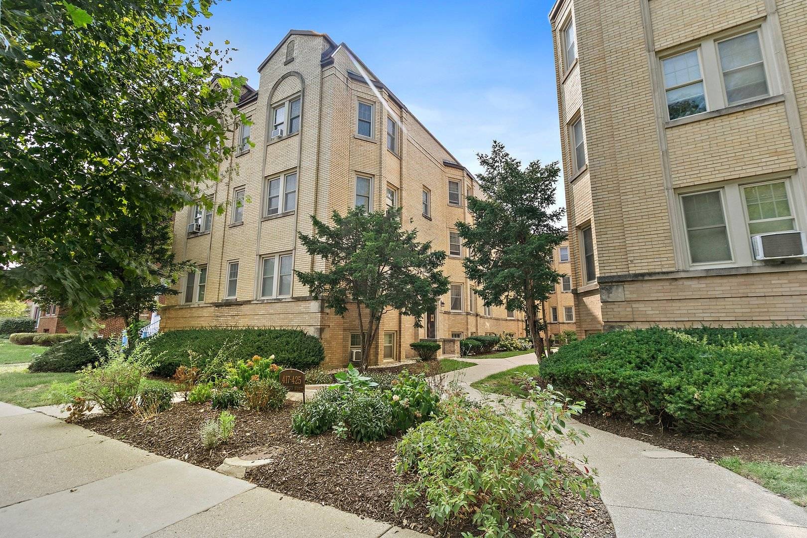 Oak Park, IL 60302,425 WISCONSIN AVE #2W