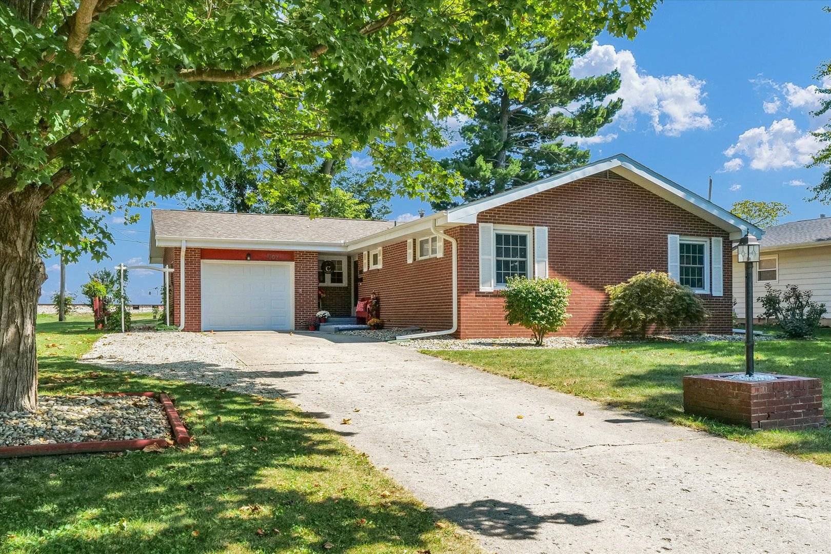 Monticello, IL 61856,1107 Poplar ST