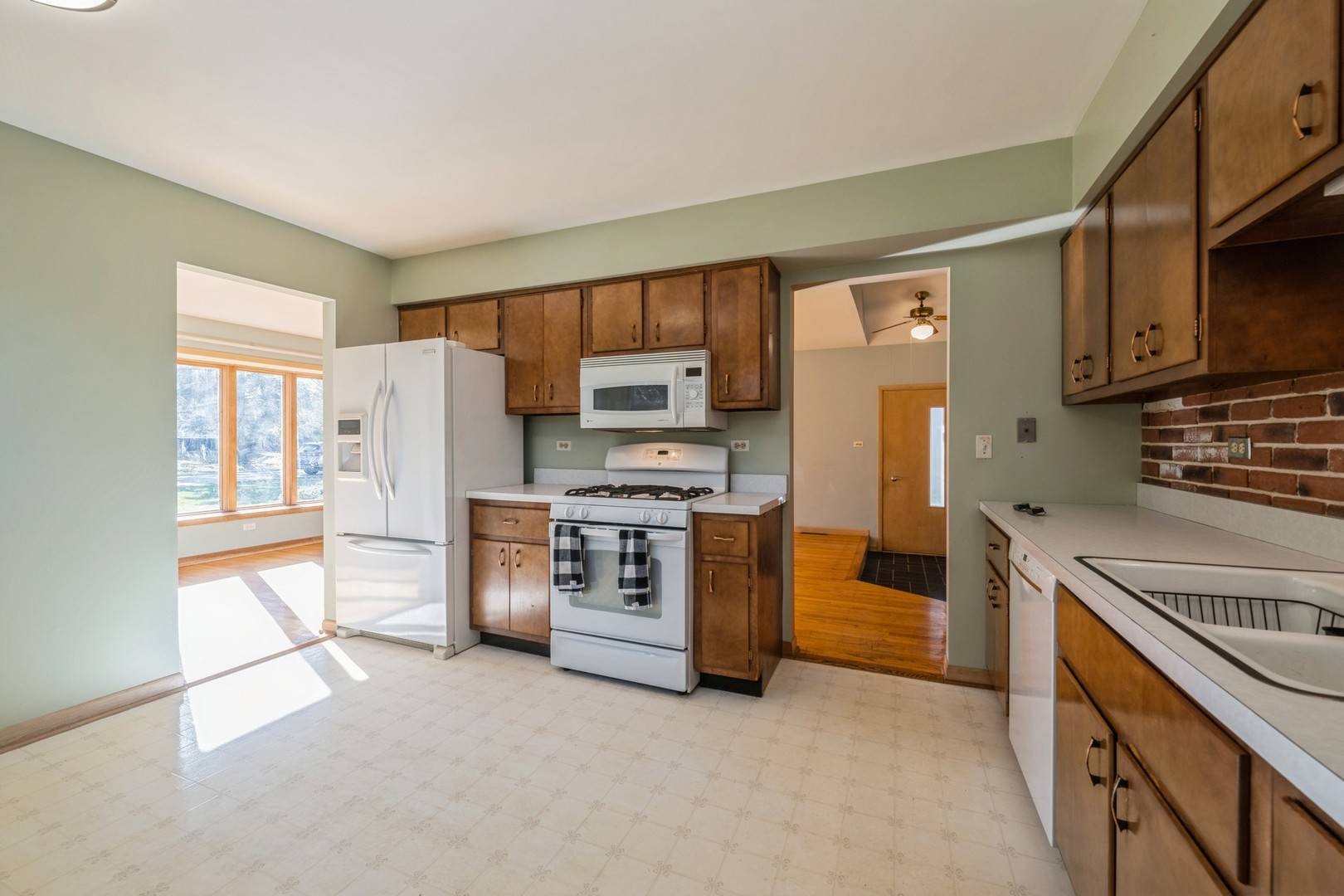 Deerfield, IL 60015,1056 Linden AVE