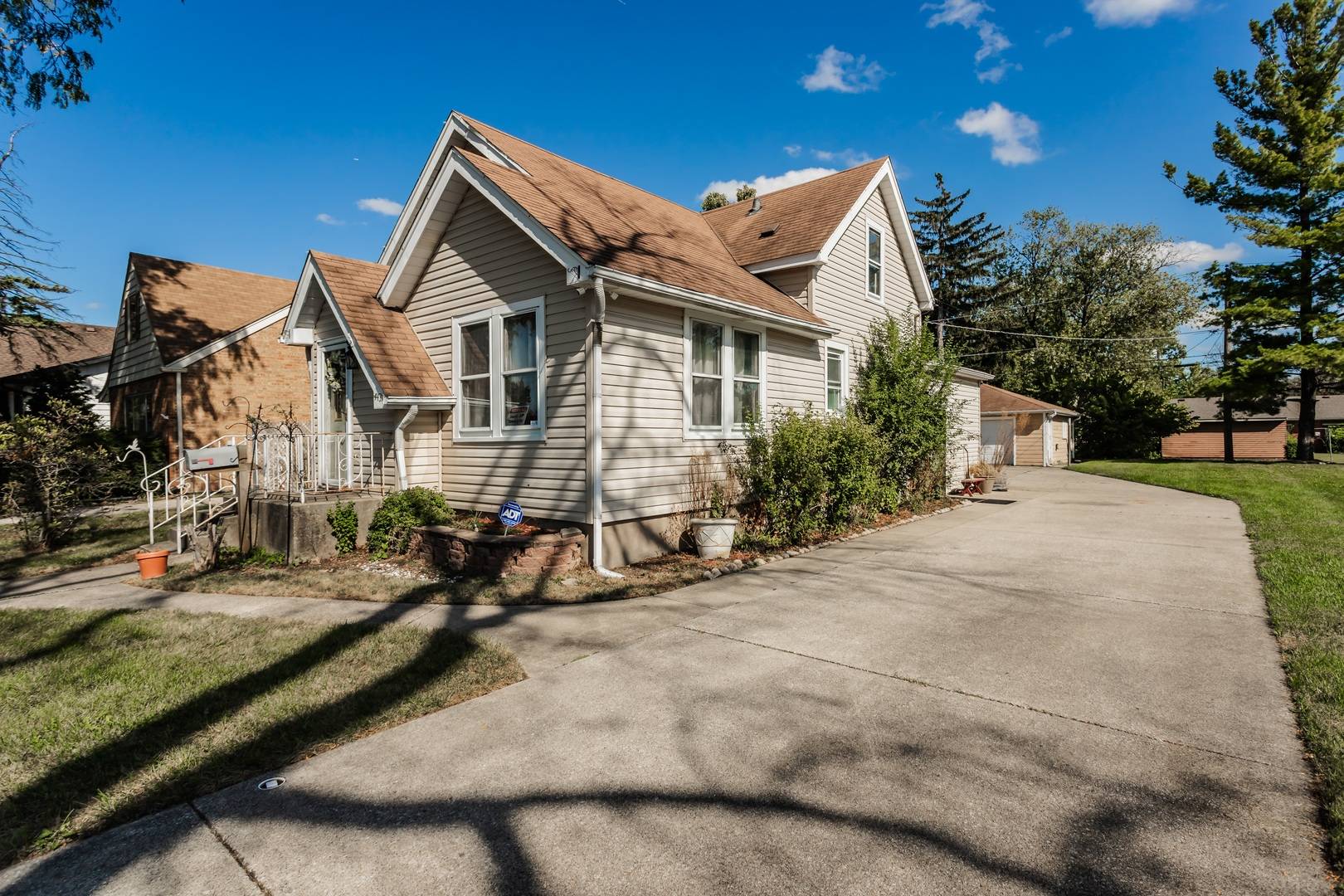 Lyons, IL 60534,4437 Elm AVE