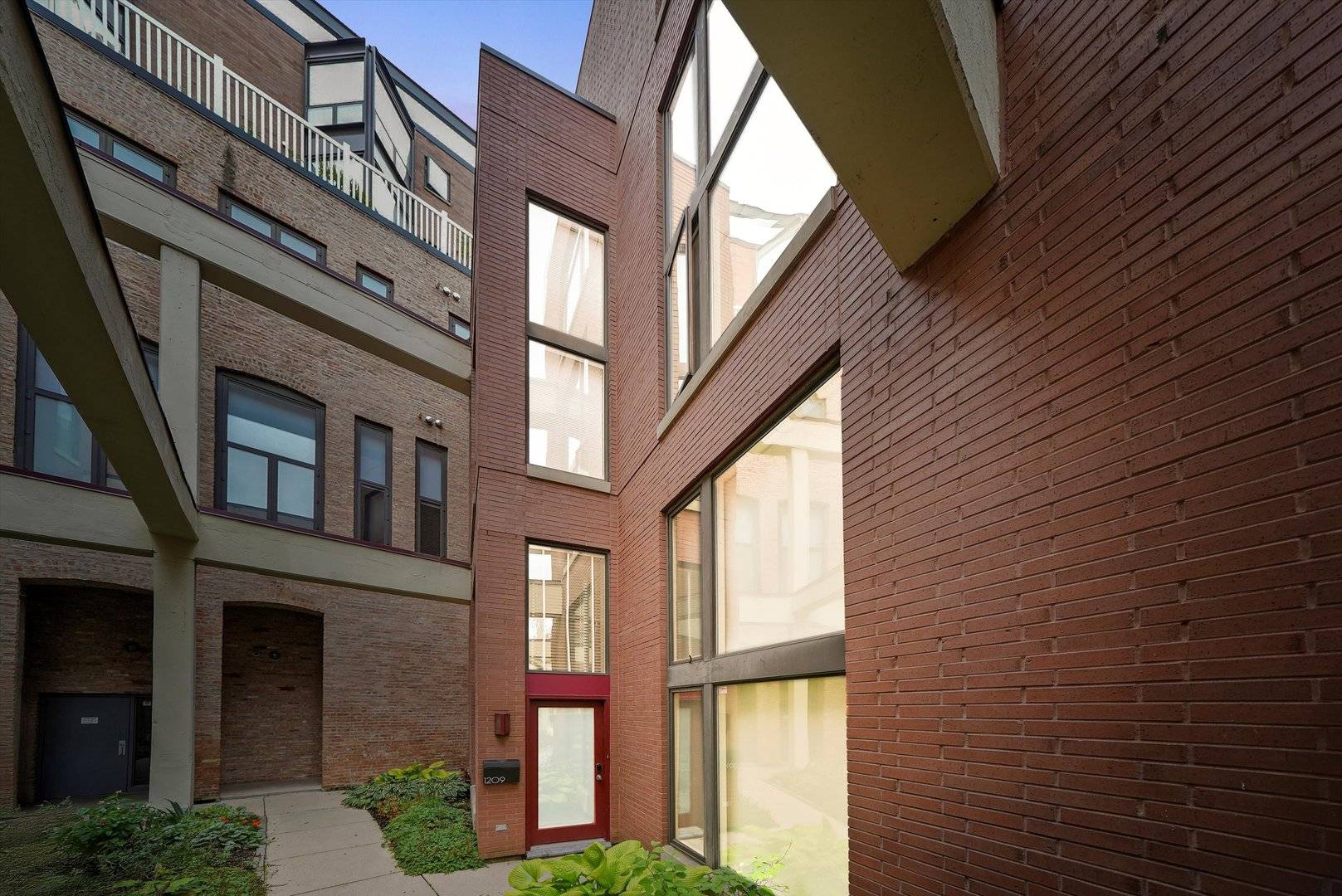 Chicago, IL 60607,1209 W Cottage PL