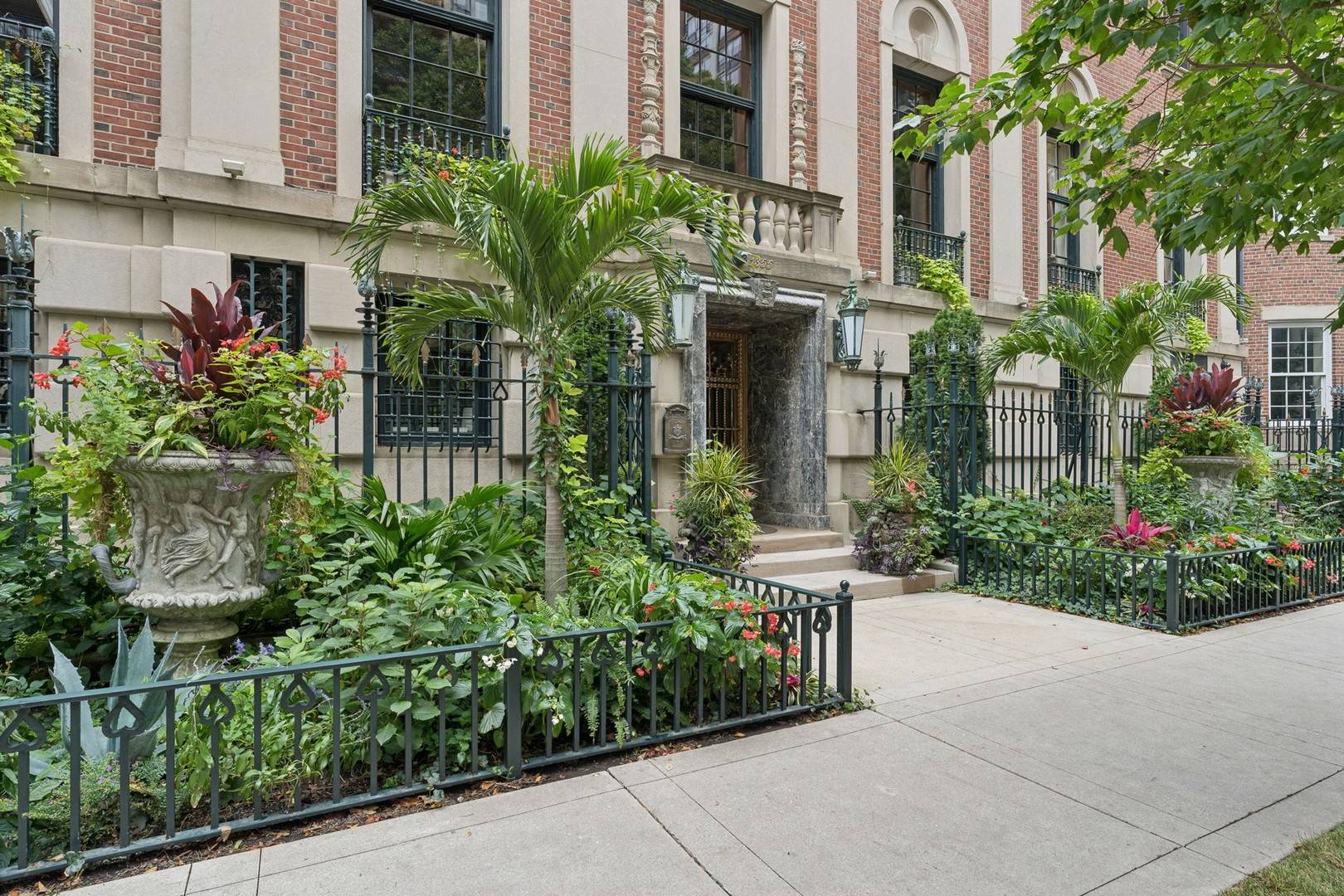 Chicago, IL 60610,1355 N Astor ST