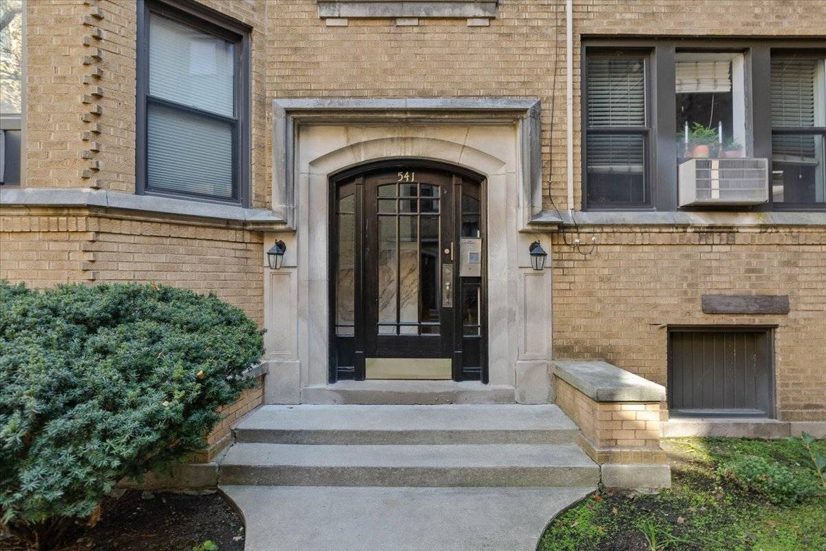 Chicago, IL 60657,541 W Brompton AVE #3S