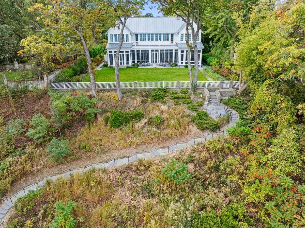 Winnetka, IL 60093,973 Sheridan RD
