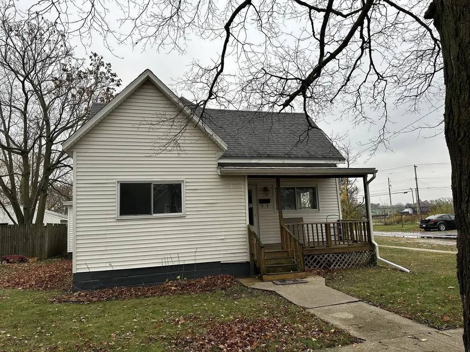 Villa Grove, IL 61956,111 S Pine ST