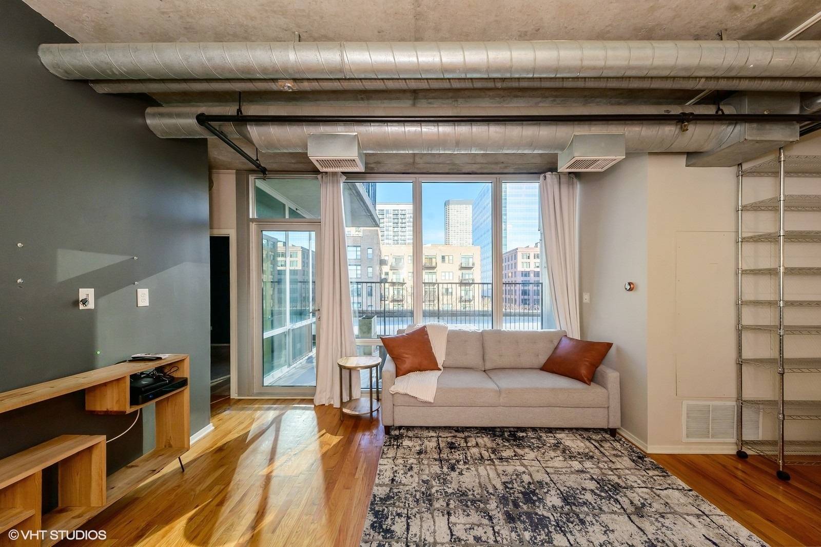 Chicago, IL 60607,700 W VAN BUREN ST #610