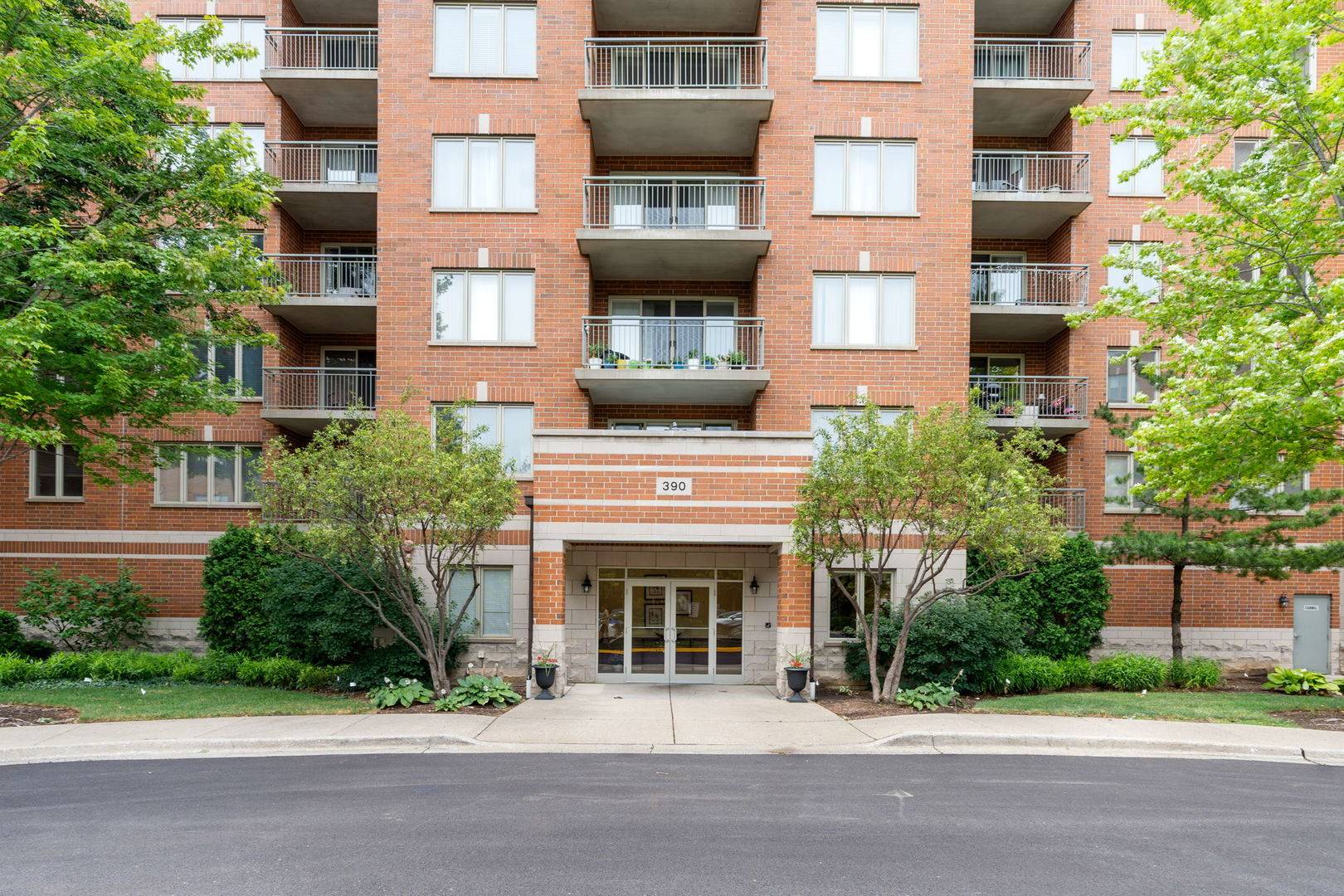 Des Plaines, IL 60016,390 S Western AVE #312