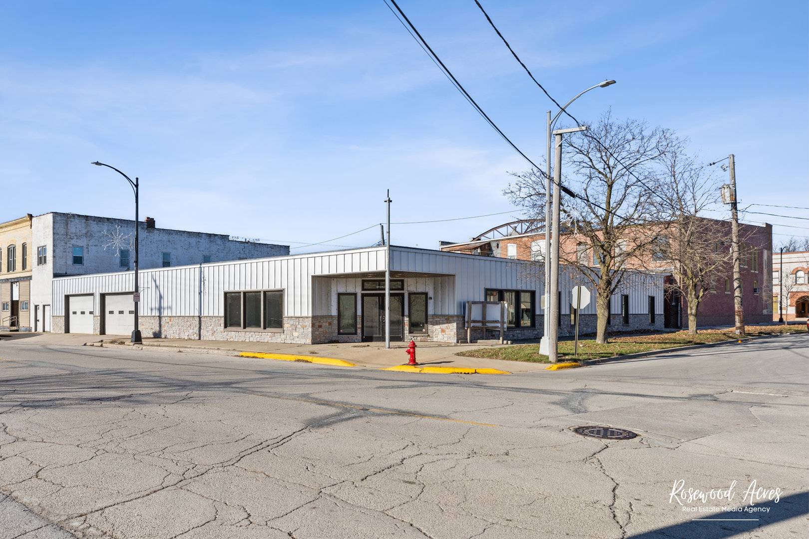 Momence, IL 60954,124 E River ST