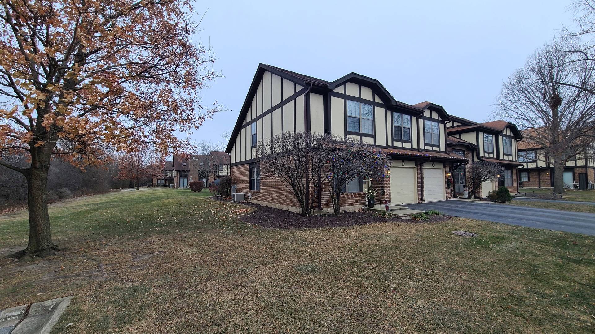 Bloomingdale, IL 60108,350 Meadowview CT