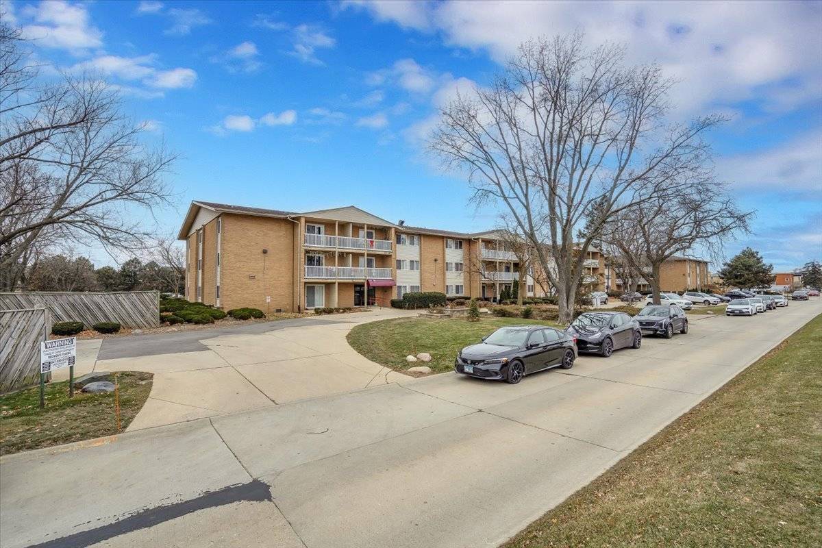 Des Plaines, IL 60016,940 BEAU DR #303