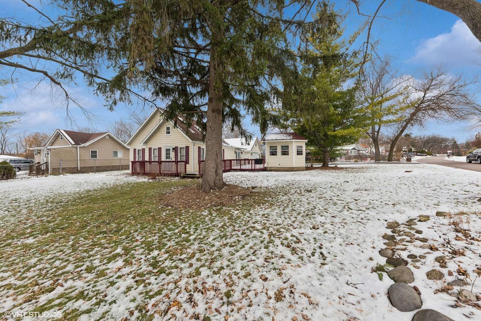 Round Lake Beach, IL 60073,522 W Hawthorne DR