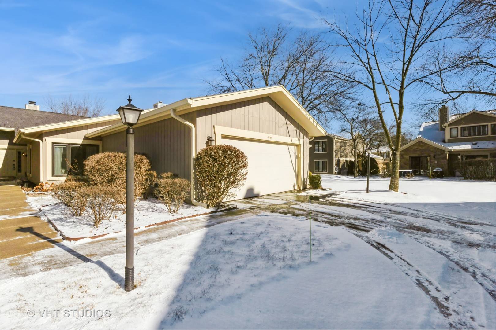 Libertyville, IL 60048,810 Maywood CT #2B