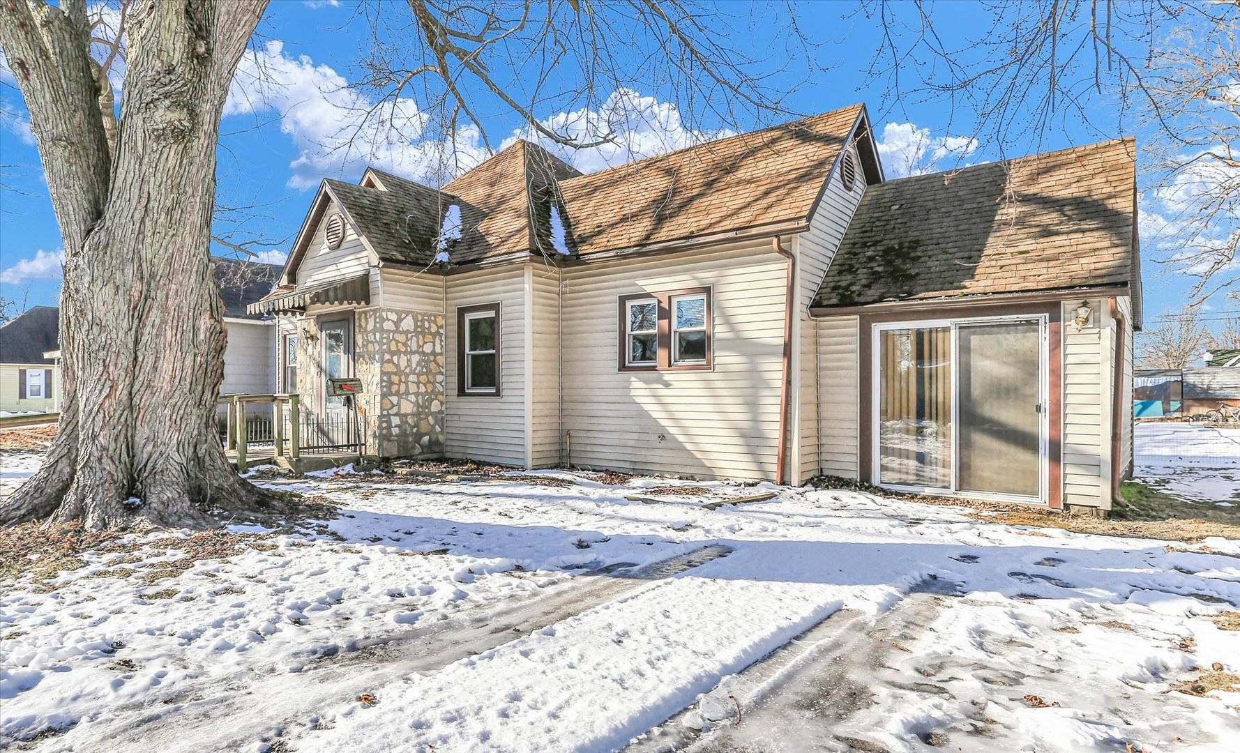 Villa Grove, IL 61956,110 S Pine ST