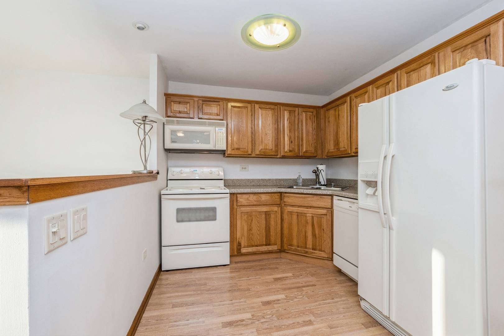 Countryside, IL 60525,6700 S Brainard AVE #221