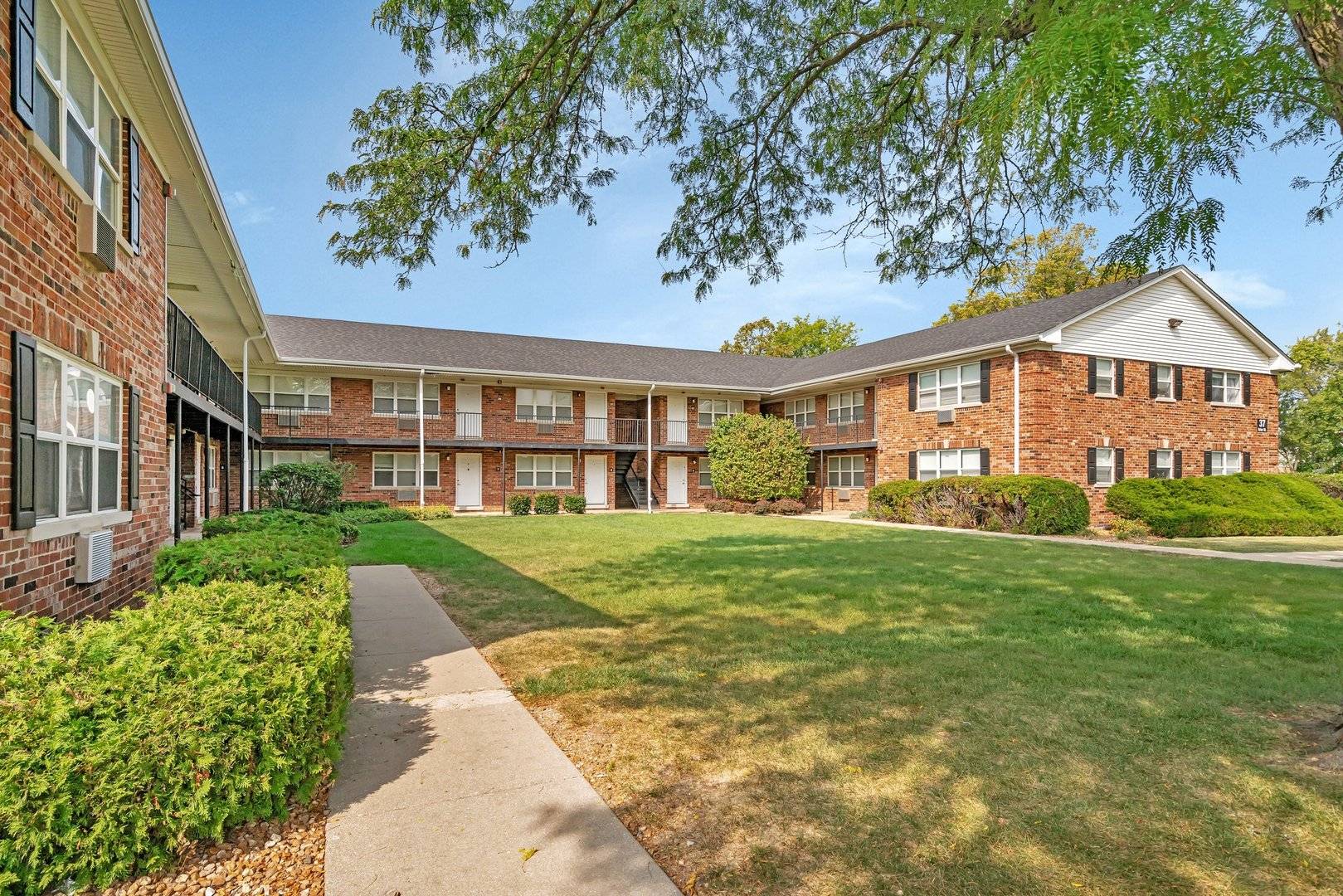 Glen Ellyn, IL 60137,33 Briar ST #07