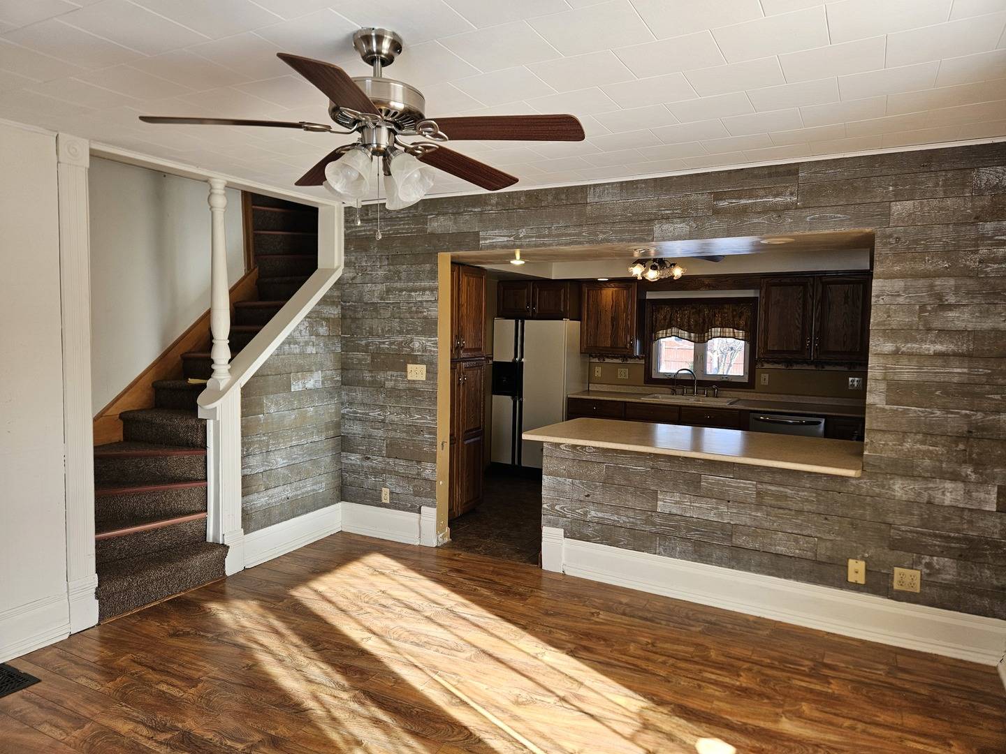 Momence, IL 60954,112 N Pine ST