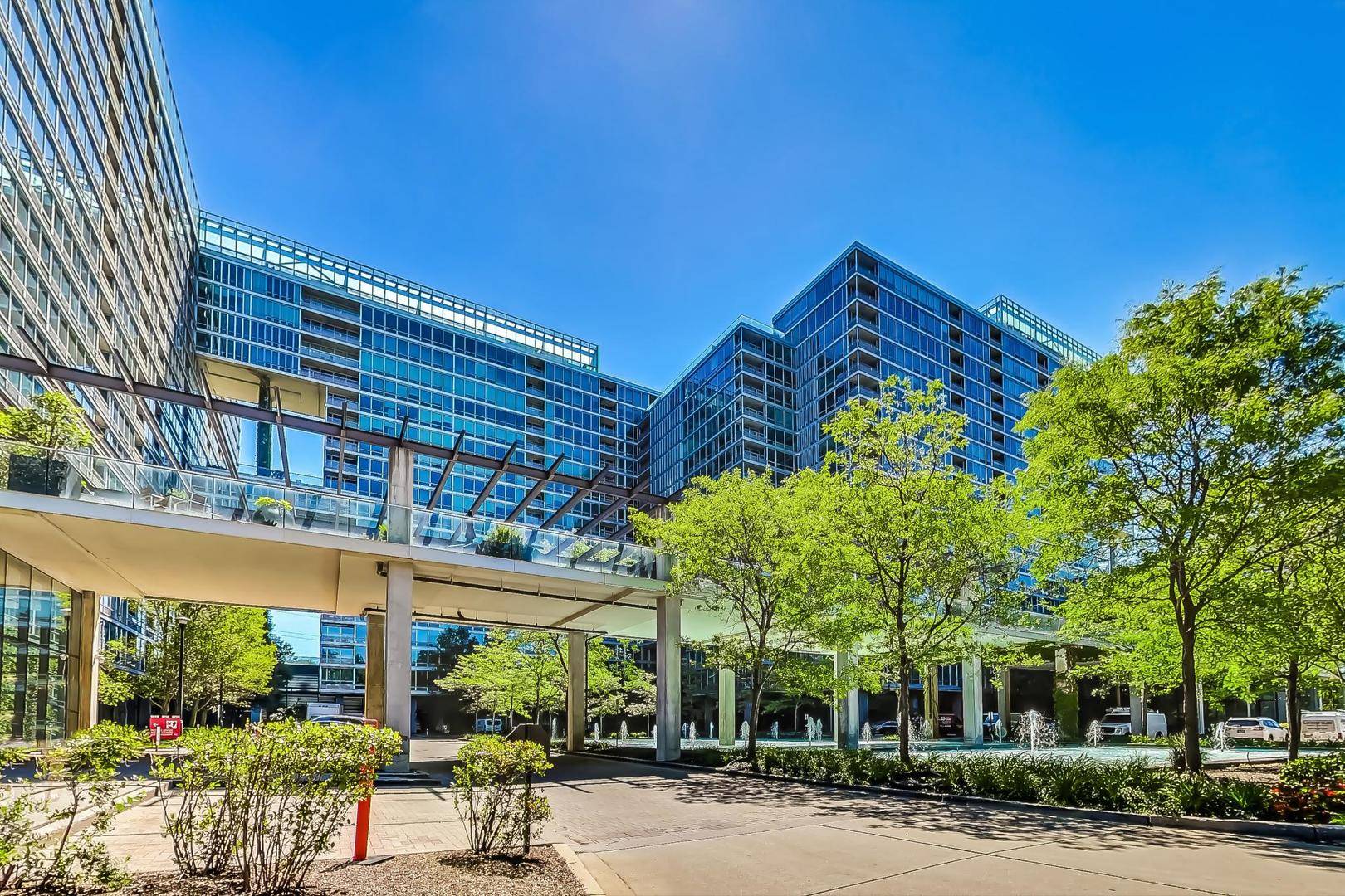 Skokie, IL 60077,9655 Woods DR #1807
