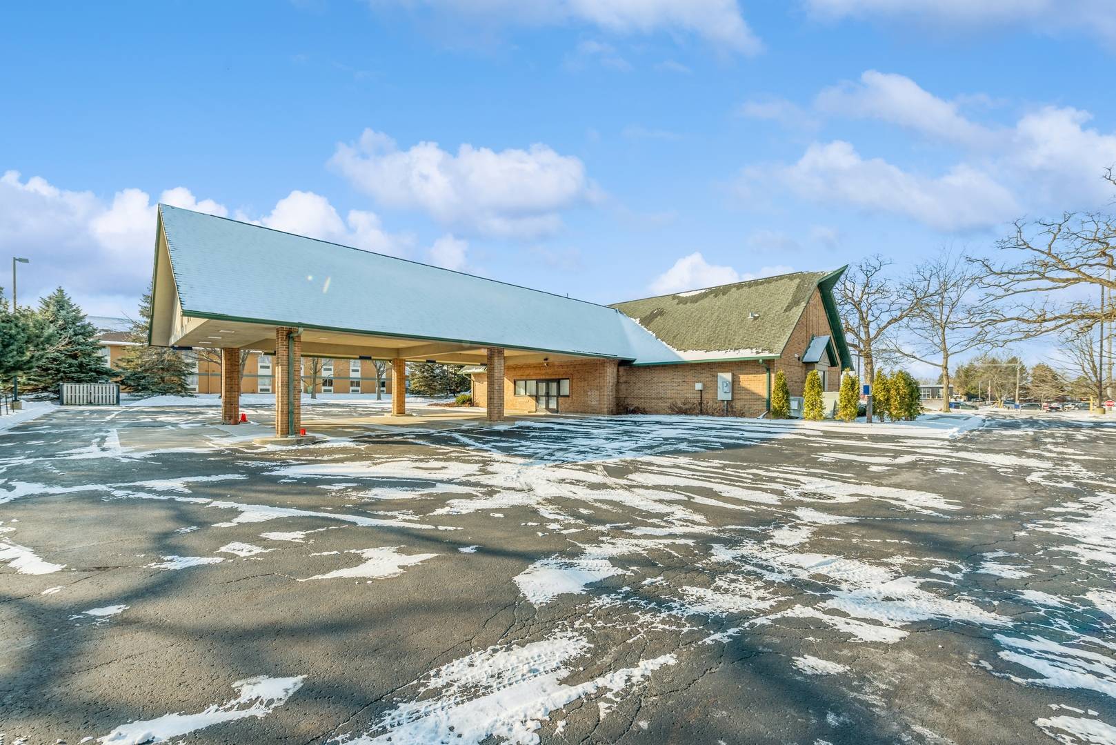 Woodstock, IL 60098,1745 S Eastwood DR