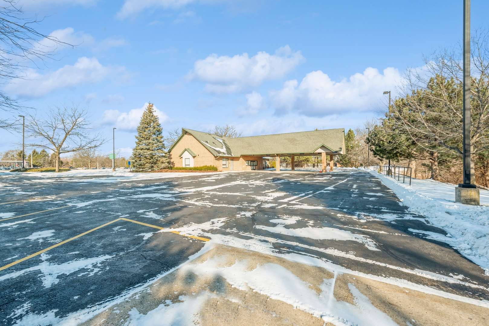 Woodstock, IL 60098,1745 S Eastwood DR