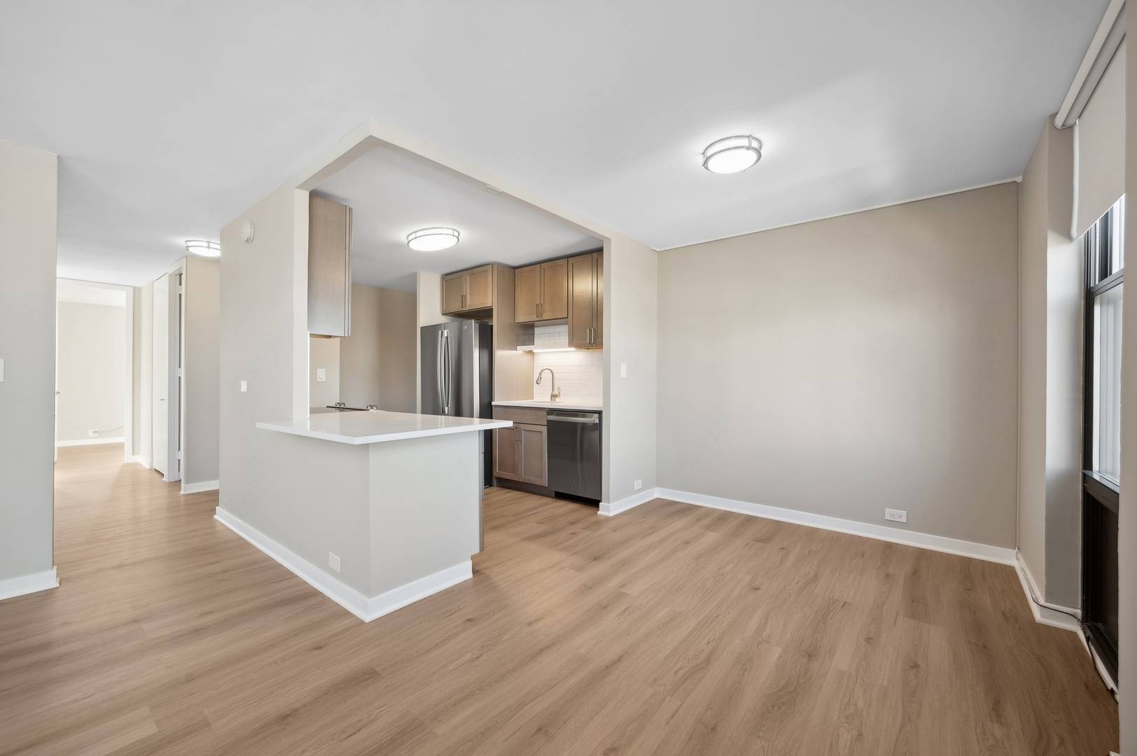 Chicago, IL 60657,533 W Barry AVE #4A