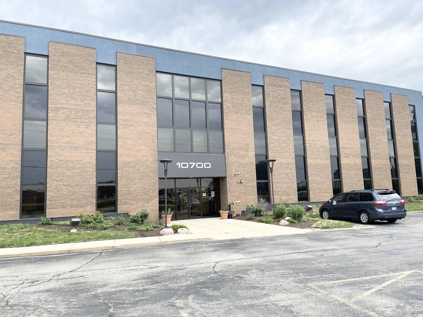 Rosemont, IL 60018,10700 W HIGGINS RD #220