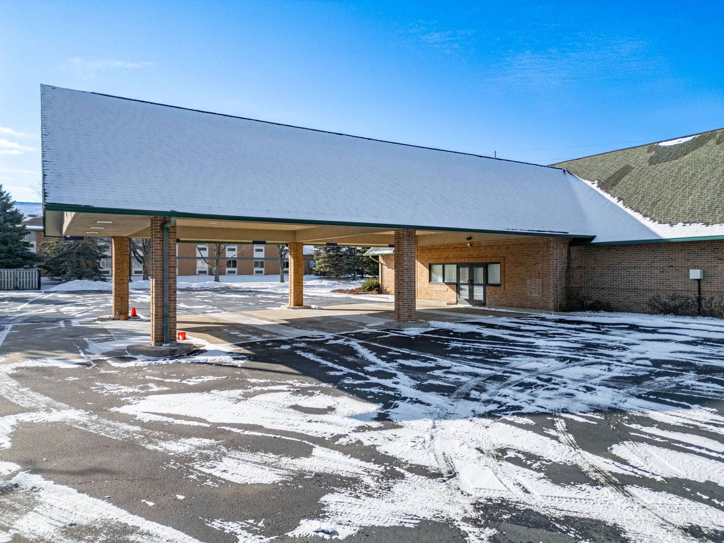 Woodstock, IL 60098,1745 S Eastwood DR