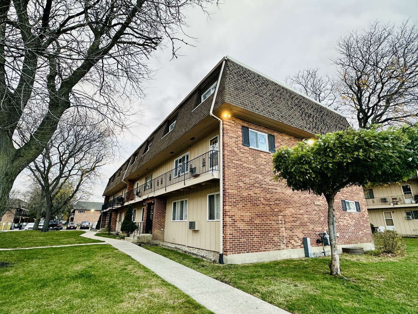 Rolling Meadows, IL 60008,2302 W Algonquin RD #2