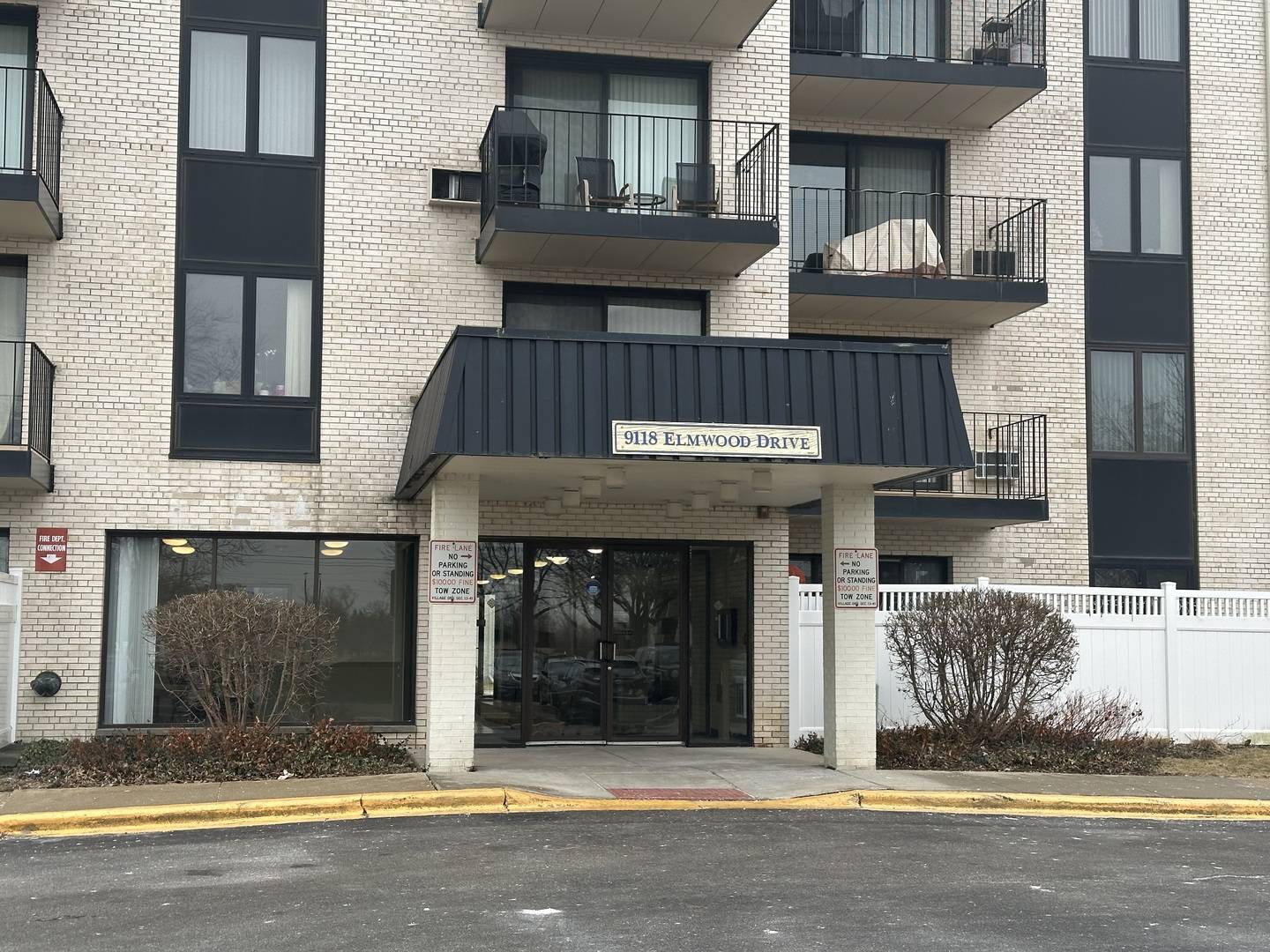Niles, IL 60714,9118 W Elmwood DR #1A