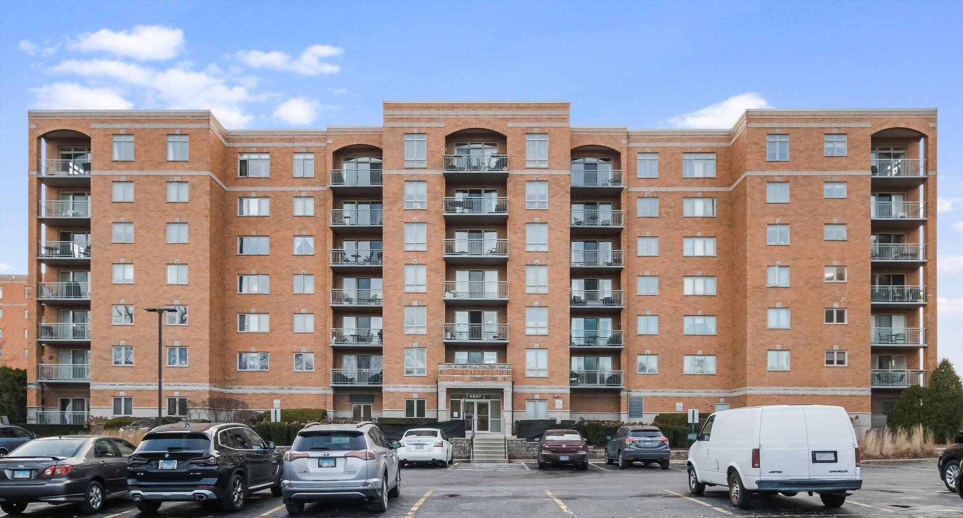 Niles, IL 60714,6807 N Milwaukee AVE #709