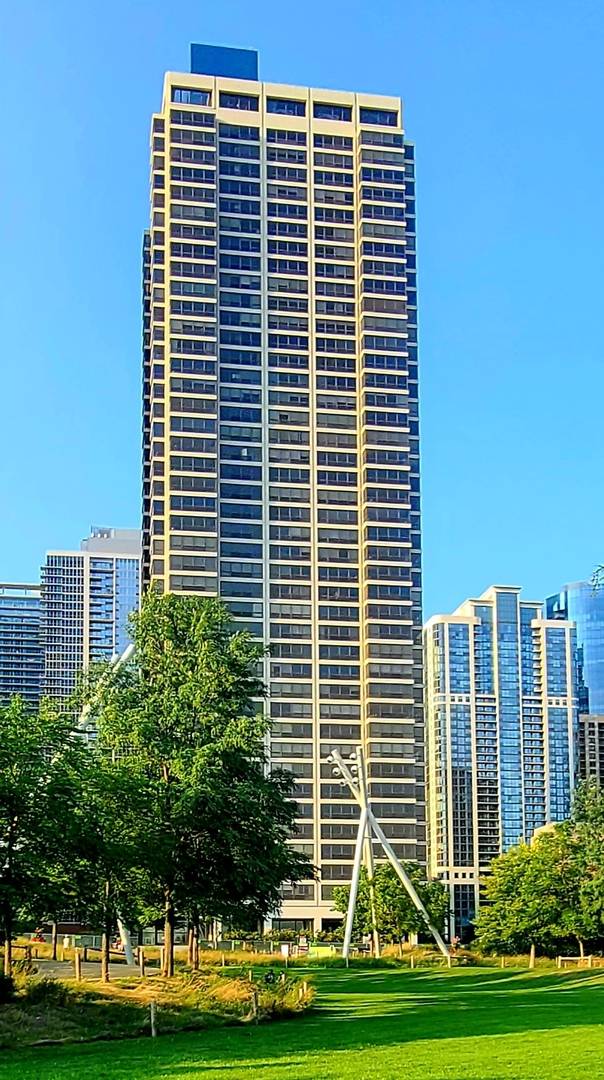 Chicago, IL 60601,360 E RANDOLPH ST #3204