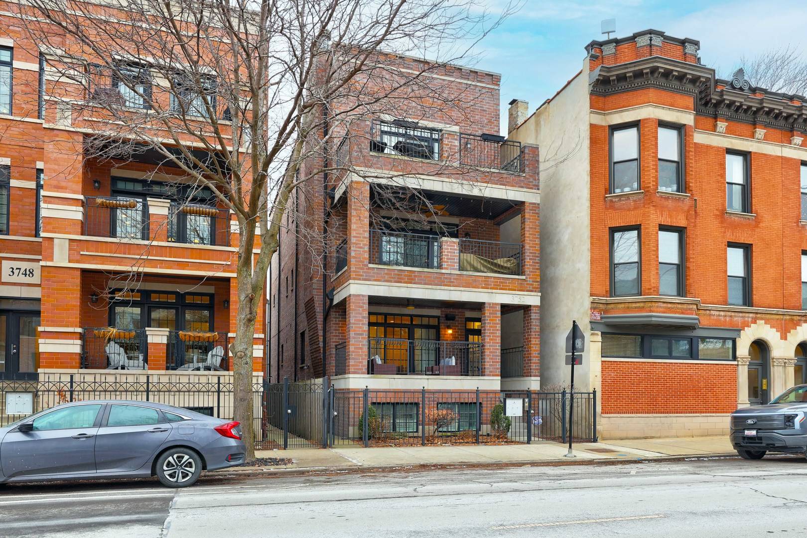 Chicago, IL 60618,3752 N Damen AVE #1