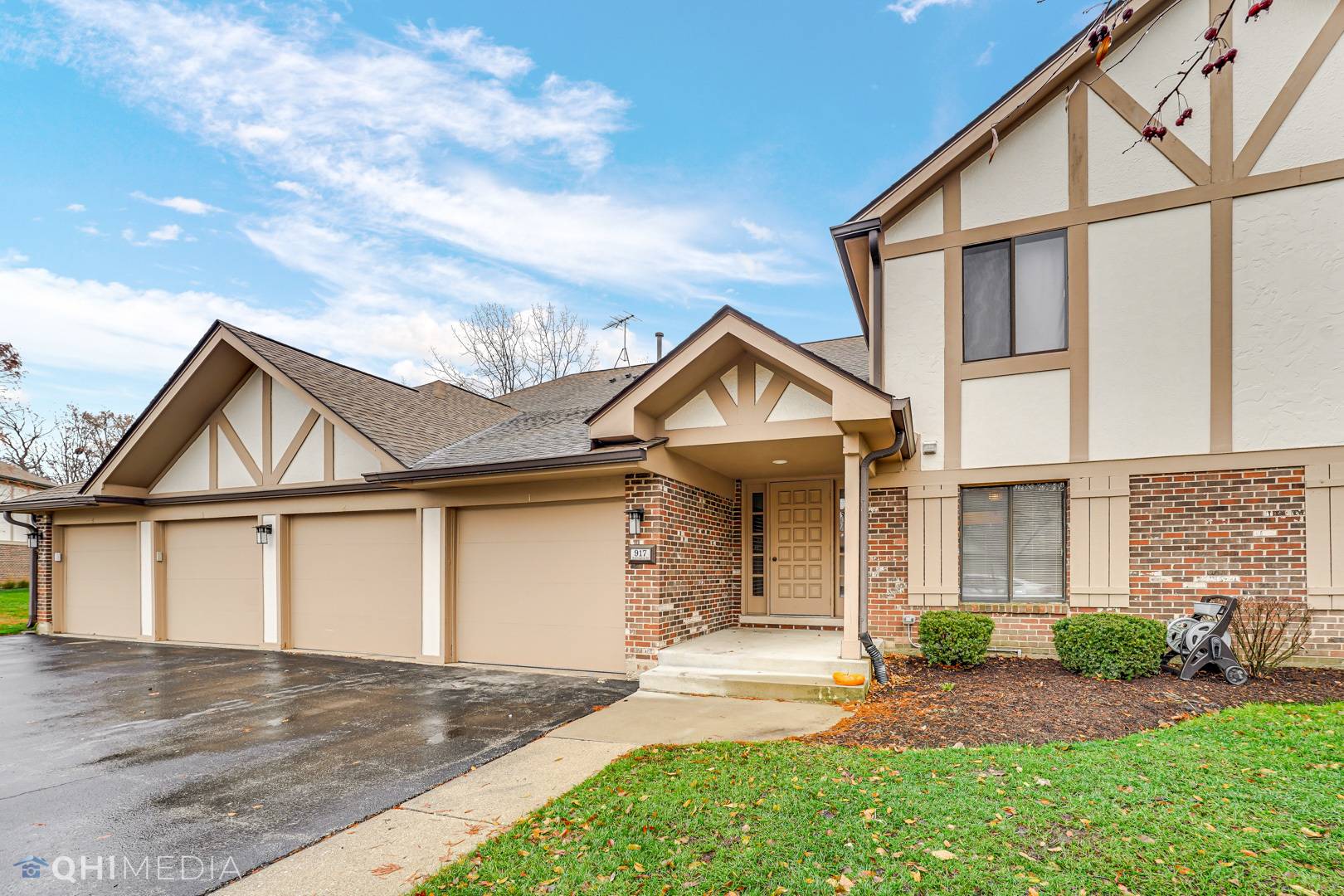 Schaumburg, IL 60193,917 Knottingham DR #1A