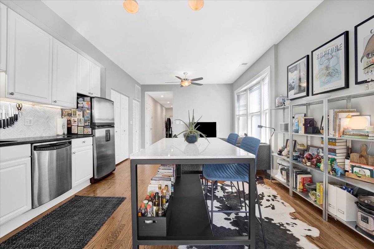 Chicago, IL 60640,1227 W Foster AVE #3-E
