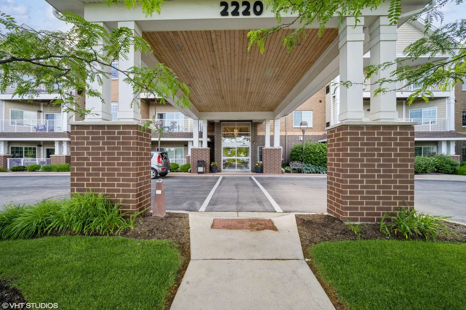 Northbrook, IL 60062,2220 Founders DR #323