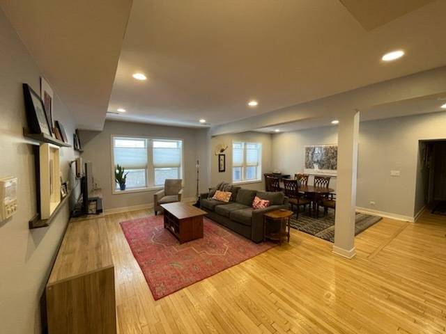 Chicago, IL 60618,3921 W Addison ST #1B