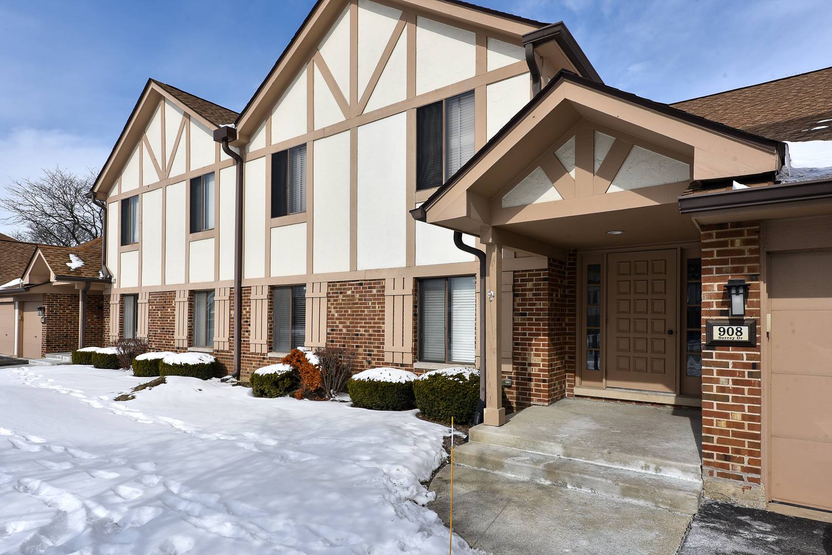 Schaumburg, IL 60193,908 Surrey DR #2B