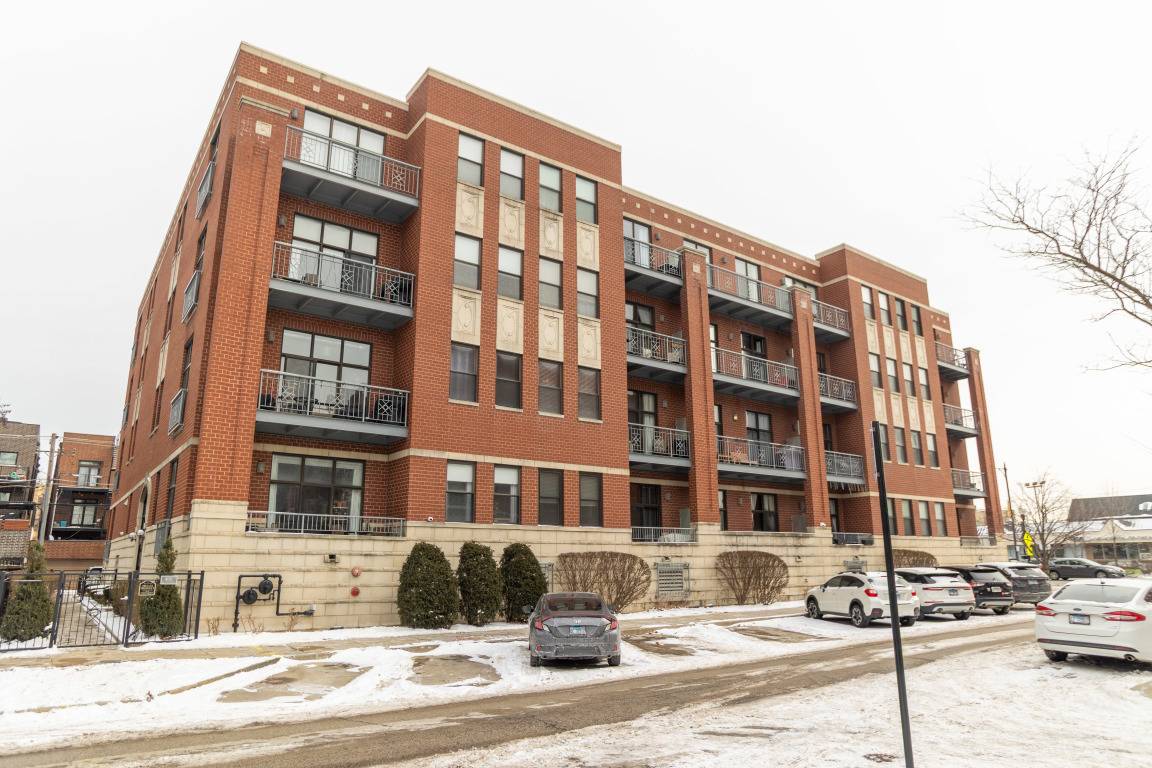 Chicago, IL 60618,4011 N Francisco AVE #201