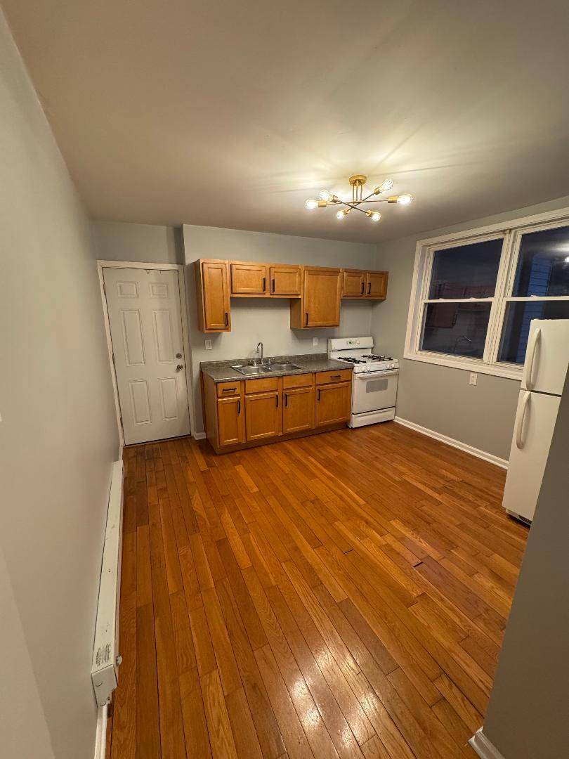 Chicago, IL 60612,650 N Talman AVE #1R