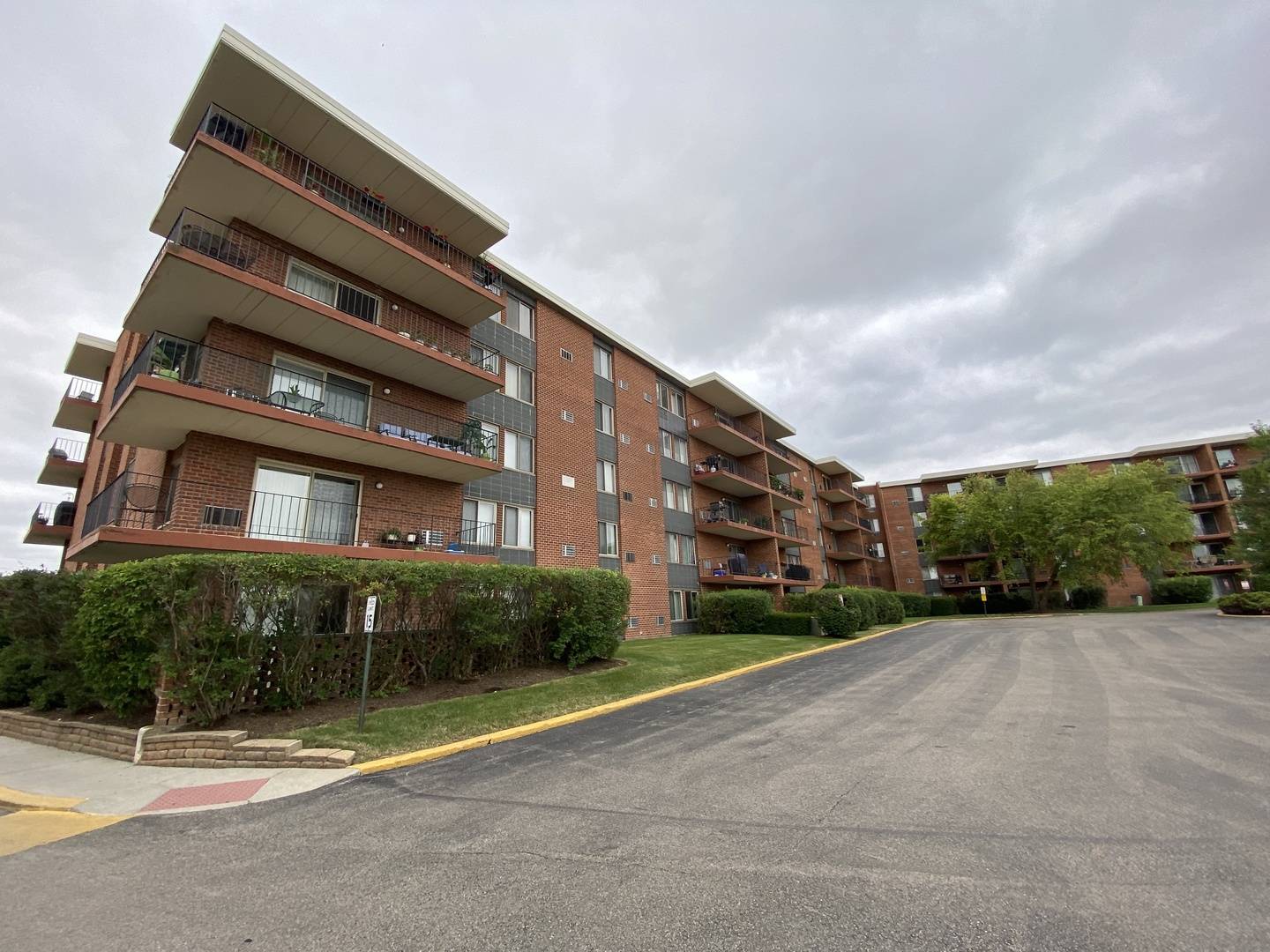 Prospect Heights, IL 60070,16 E Old Willow RD #110S